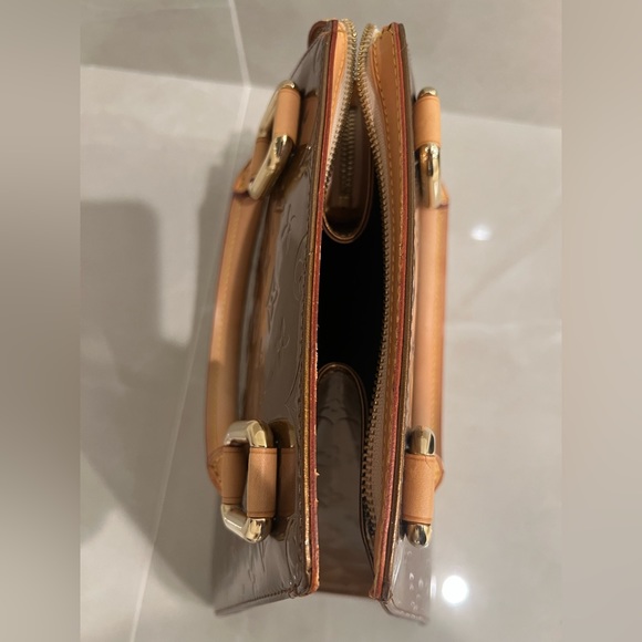 Authentic Louis Vuitton Vernis Forsyth
Bronze Hand bag - Picture 10 of 15